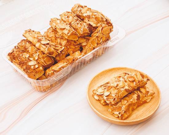 Almond Puff Cookies (杏仁酥條) [box]
